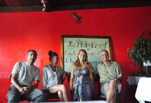 Com a Lana e o Eric, donos do hotel Le Perroquet, em Pétion-Ville, no subúrbio da capital Port-au-Prince, no Haiti